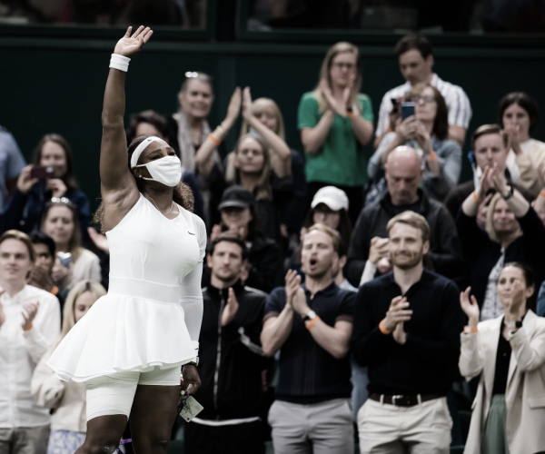 Serena cai, se emociona e abandona na estreia de Wimbledon contra Sasnovich