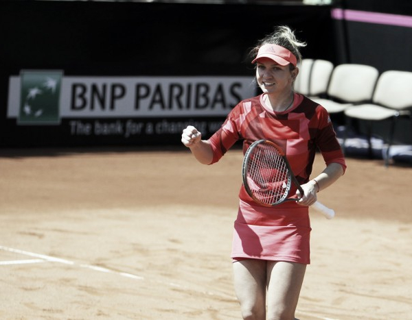 Fed Cup: Simona Halep gets Romanian team off to great start against Great Britain