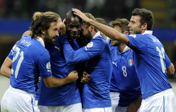 Balotelli salva l' Italia