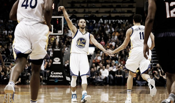 Curry immarcabile (41), show dei Warriors a Phoenix: 22 triple, 58% e 17 vittorie consecutive