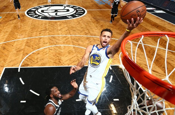 NBA - Curry trascina Golden State, Warriors corsari a Brooklyn