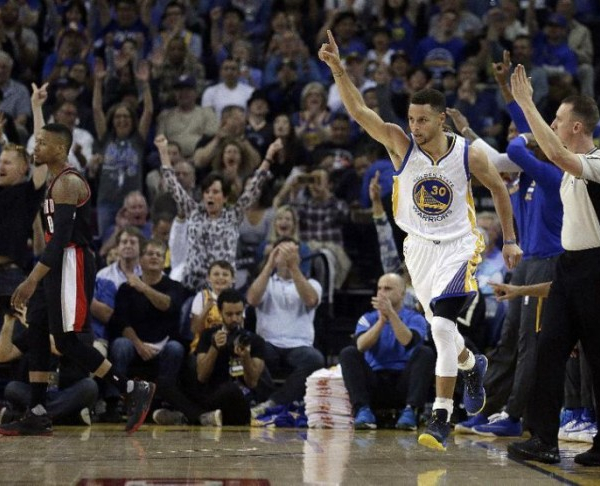 NBA - Golden State torna a vincere, Portland crolla sotto i colpi di Curry (136-111)