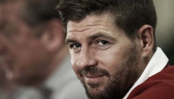 "Renegado" por Capello em 2010, capitão Gerrard diz estar mais confiante com Roy Hodgson