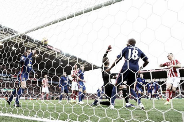 L'arbitro e la sfortuna fermano lo Stoke: finisce 1-1 con il Manchester United