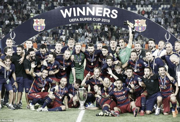 Barcelona x Sevilha: «Culés» erguem Supertaça europeia após hino 'rojo' ao futebol