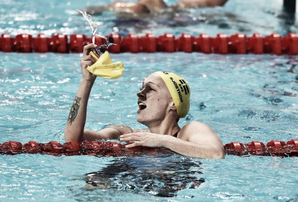 Kazan 2015, Nuoto: Peaty al fotofinish nei 100 rana, Hosszu e Sjoestroem da record