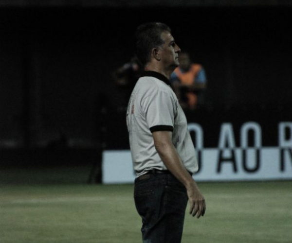 Vitória anuncia desligamento do técnico Ricardo Drubscky