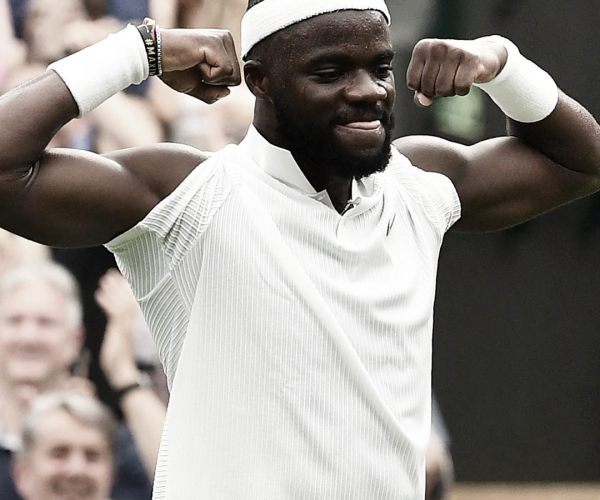 Tiafoe surpreende e vence Tsitsipas; Rublev vira para cima de Delbonis na estreia de Wimbledon