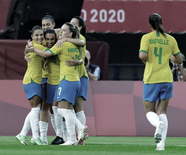 Em estreia nos Jogos Olímpicos, Brasil goleia China no futebol feminino