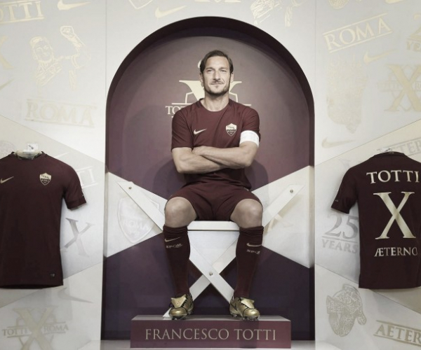 Com 25 anos de Roma, Totti ganha chuteira personalizada da Nike