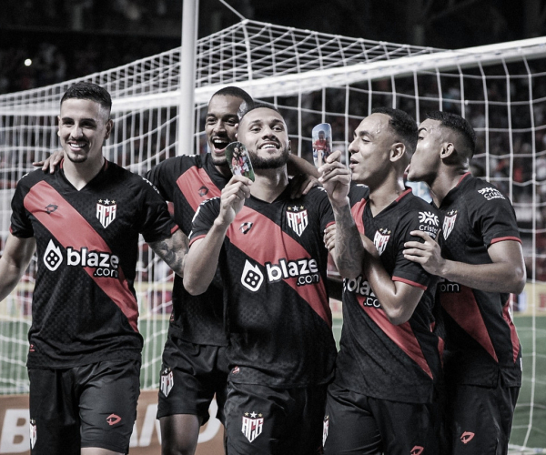 Com três gols de Gustavo Coutinho, Atlético-GO vira de forma espetacular contra Tombense