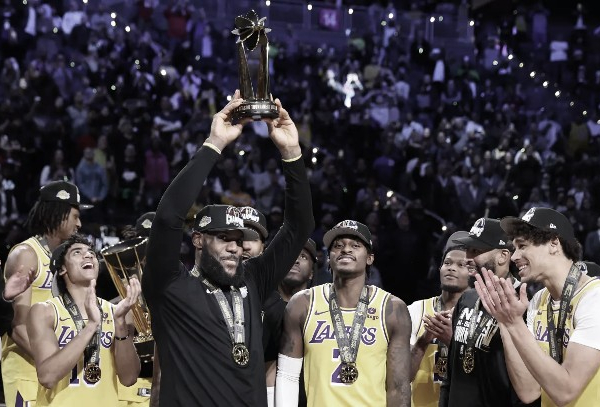 Los Angeles Lakers se bañan de oro en las Vegas