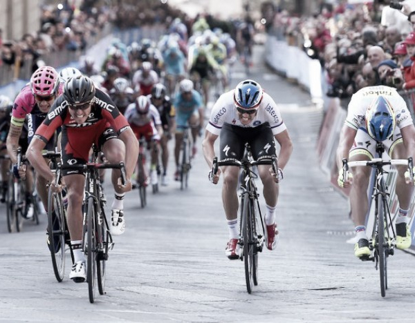 Tirreno-Adriatico, Van Avermaet batte Sagan a Cepagatti e si prende la maglia azzurra