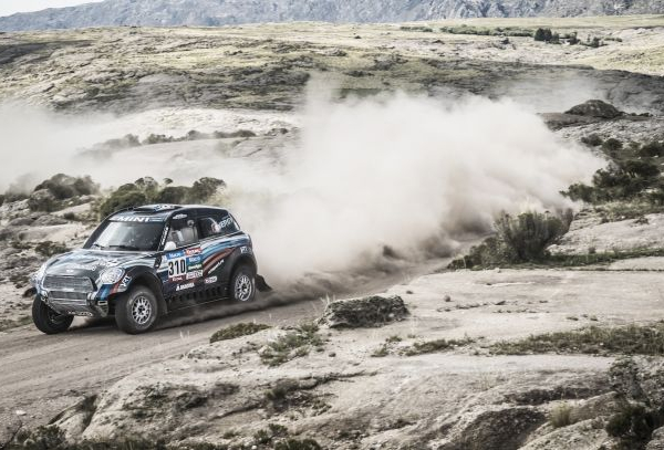 Dakar 2015, tra le auto vince a sorpresa Vasilyev. Nikolaev nuovo leader tra i camion
