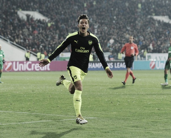 Wenger enaltece Özil após 'pintura' na Champions: "Sempre toma as decisões certas"