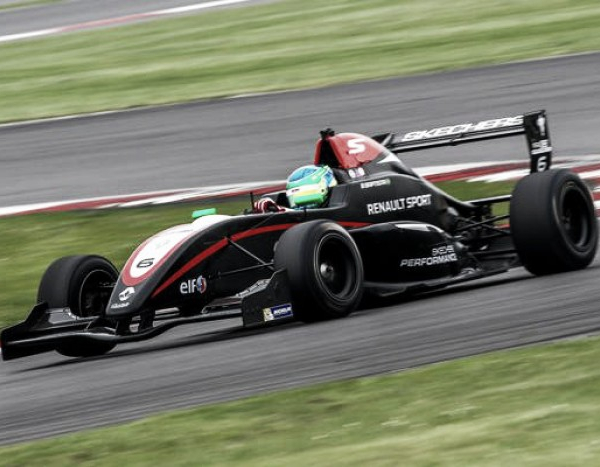 Bruno Baptista fecha temporada da Fórmula Renault com nono lugar em Portugal