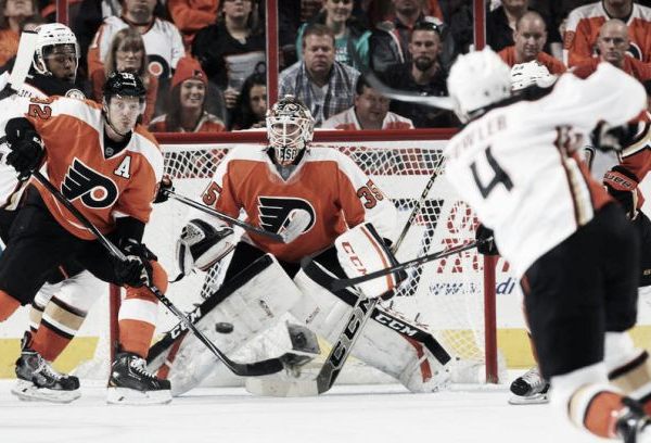 Em jogo de muitos gols e erros, Ducks vencem Flyers fora de casa