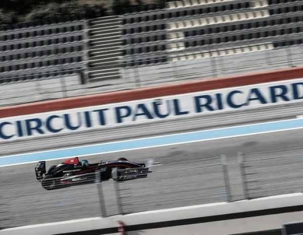 Bruno Baptista sofre batida no sábado e chega em 14º neste domingo na França pela Fórmula Renault