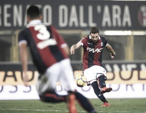 Atacante do Bologna faz dois gols de falta com pernas diferentes no mesmo jogo