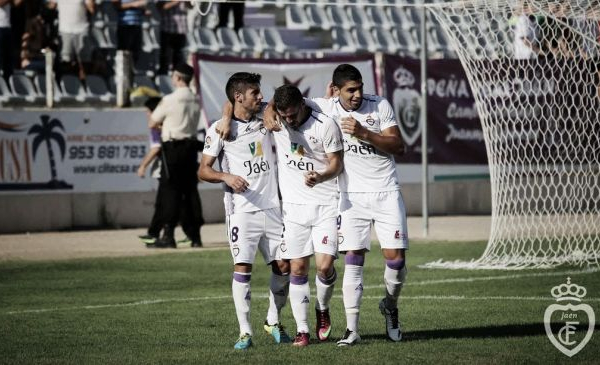 El Real Jaén se reencuentra con el gol y el buen juego en La Victoria