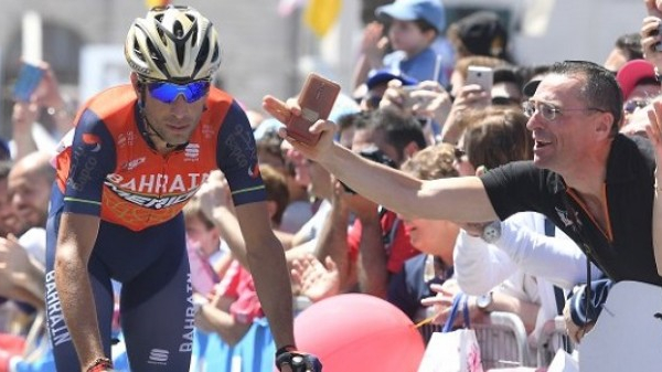 Tour de France, Nibali vota Aru: "Può farcela, i suoi scatti fanno male"