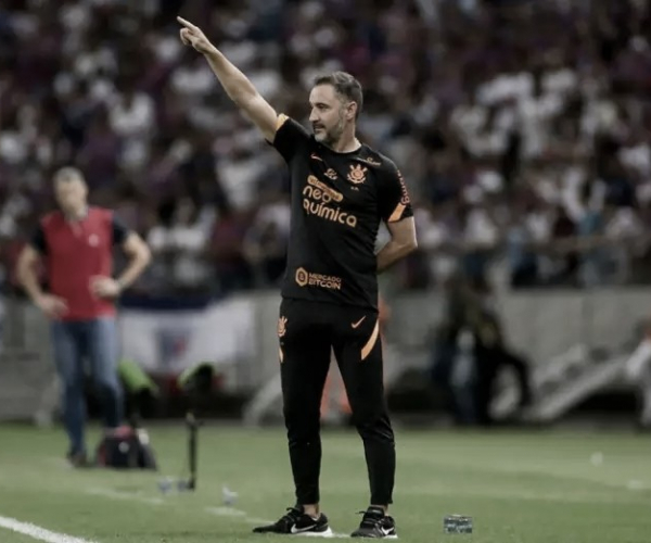 Vítor Pereira critica gramado do Castelão após derrota do Corinthians: "Terreno miserável"