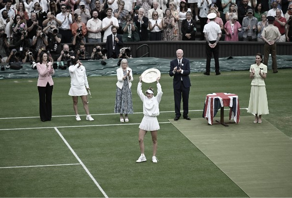 Vondrousova se alza con el trofeo de campeona de Wimbledon