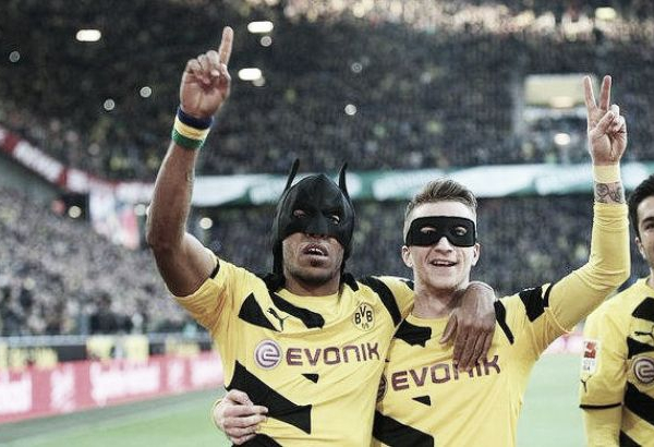 Il super-Dortmund fa suo il derby della Ruhr, 3-0 sullo Schalke che cade nel finale