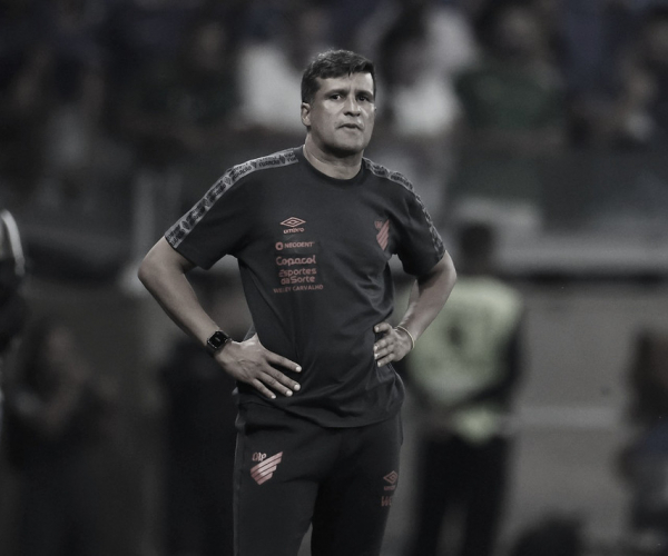 Wesley Carvalho lamenta empate do Athletico-PR com Cruzeiro: "Infelicidade de tomar um gol no final"