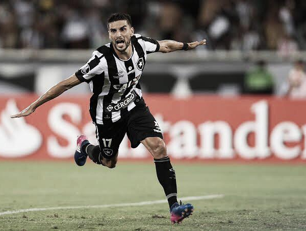 Devendo salários, Botafogo encaminha renovação de Rodrigo Pimpão 