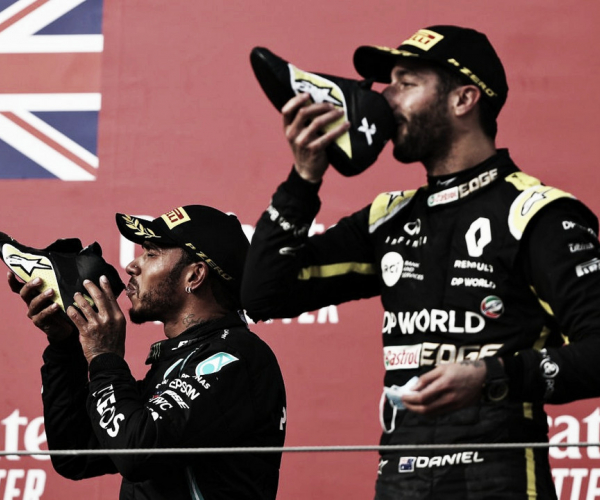 Mercedes a lo suyo y Ricciardo aprovecha el reventón de Verstappen