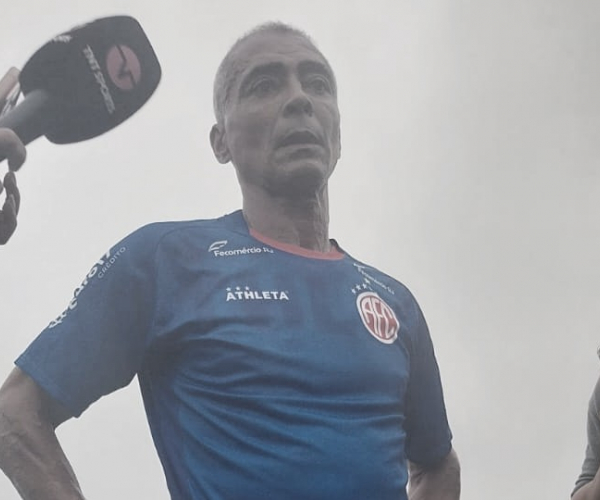 Romário faz primeiro treino pelo América-RJ em retorno aos gramados