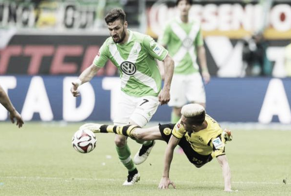 Wolfsburg vence Dortmund em prévia da decisão da DFB-Pokal com "gol relâmpago"