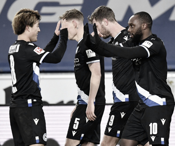 Arminia Bielefeld gana y sale del descenso
