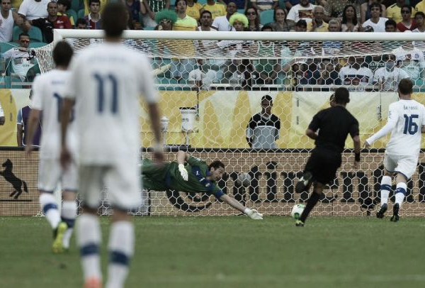Itália e Uruguai discutem passagem, Grécia e Costa do Marfim lutam por sobreviver