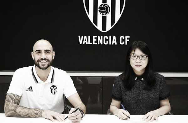 Após muita novela, Valencia oficializa contratação do atacante Zaza