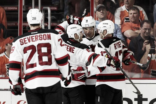 Em jogo emocionante, Devils derrotam Flyers em Philadelphia