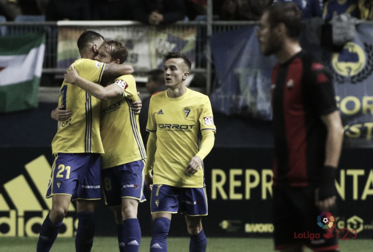 Ni los fantasmas evitan que el Cádiz se lleve los tres puntos Ni los fantasmas evitan que el Cádiz se lleve los tres puntos