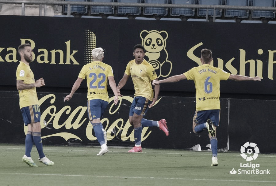 El 'Choco' Lozano mantiene al Cádiz en ascenso ante un flojo Oviedo (2-0) El 'Choco' Lozano mantiene al Cádiz en ascenso ante un flojo Oviedo (2-0)