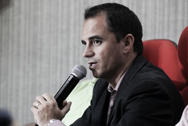 Rodrigo Caetano critica postura na derrota para o Vasco, mas garante permanência de Cristóvão no Fla