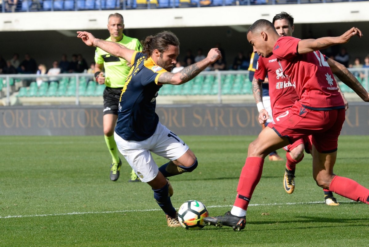La sfida salvezza va all'Hellas: Cagliari battuto da un rigore di Romulo