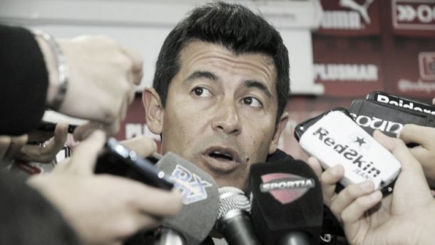 Almirón: "Jugar en Rosario y hacer tres goles no es fácil"