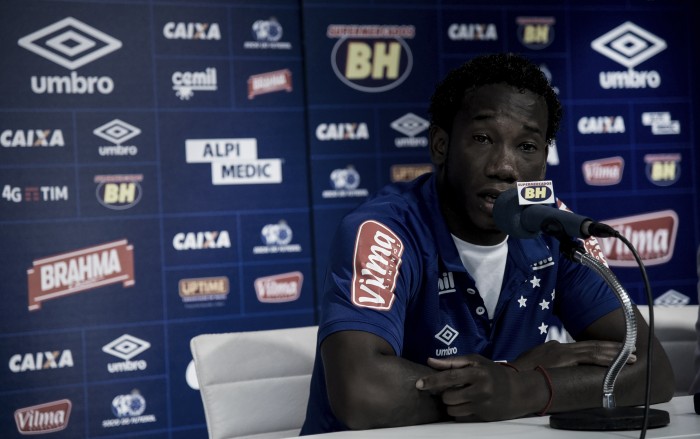 Mirando títulos, zagueiro "Kunty" Caicedo é apresentado no Cruzeiro