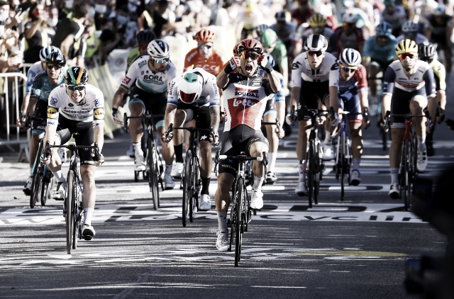 Caleb Ewan vence en la tercera etapa tras una espectacular remontada al sprint Caleb Ewan vence en la tercera etapa tras una espectacular remontada al sprint