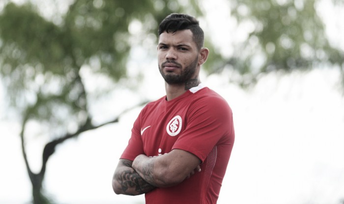 Revelado pelo Atlético-MG, atacante Carlos é contratado pelo Internacional