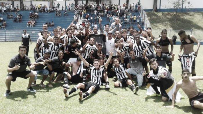 Atlético-MG é campeão na Toca da Raposa, e zagueiro comemora o bi no Estadual Sub-17
