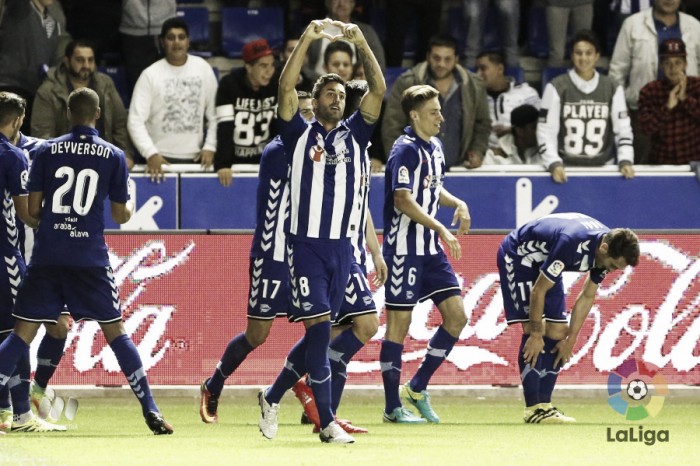 El Deportivo Alavés castiga los errores nazaríes y logra un nuevo triunfo
