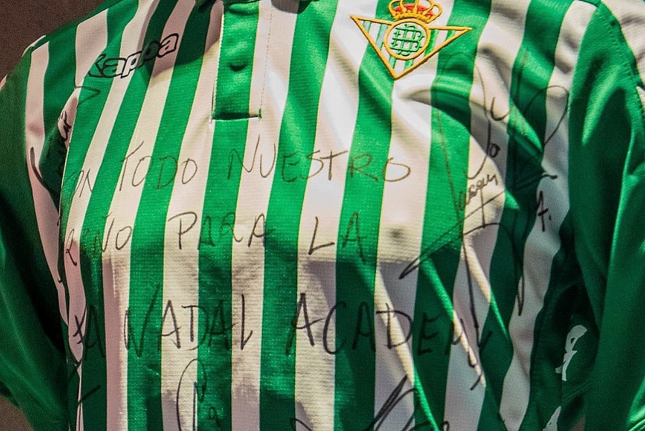 El Betis regala una camiseta al Museo Rafa Nadal El Betis regala una camiseta al Museo Rafa Nadal