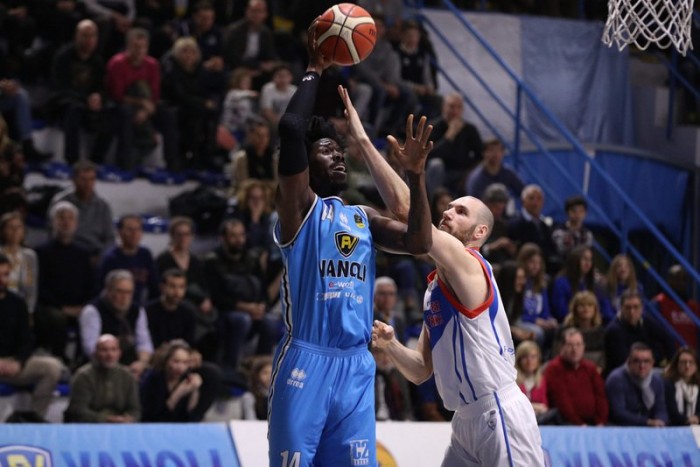 Lega Basket - Cremona si aggiudica il derby con Cantù (109-100)