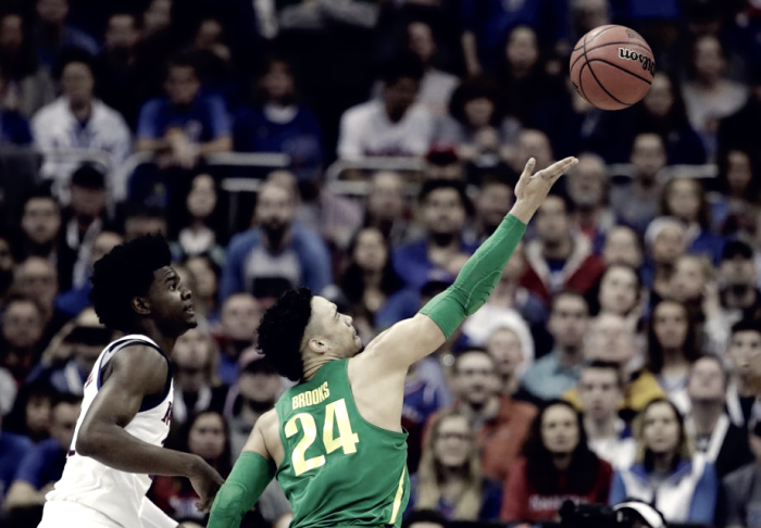 NCAA, Elite Eight - Clamoroso a Kansas City: Oregon elimina i Jayhawks e vola alle Final Four